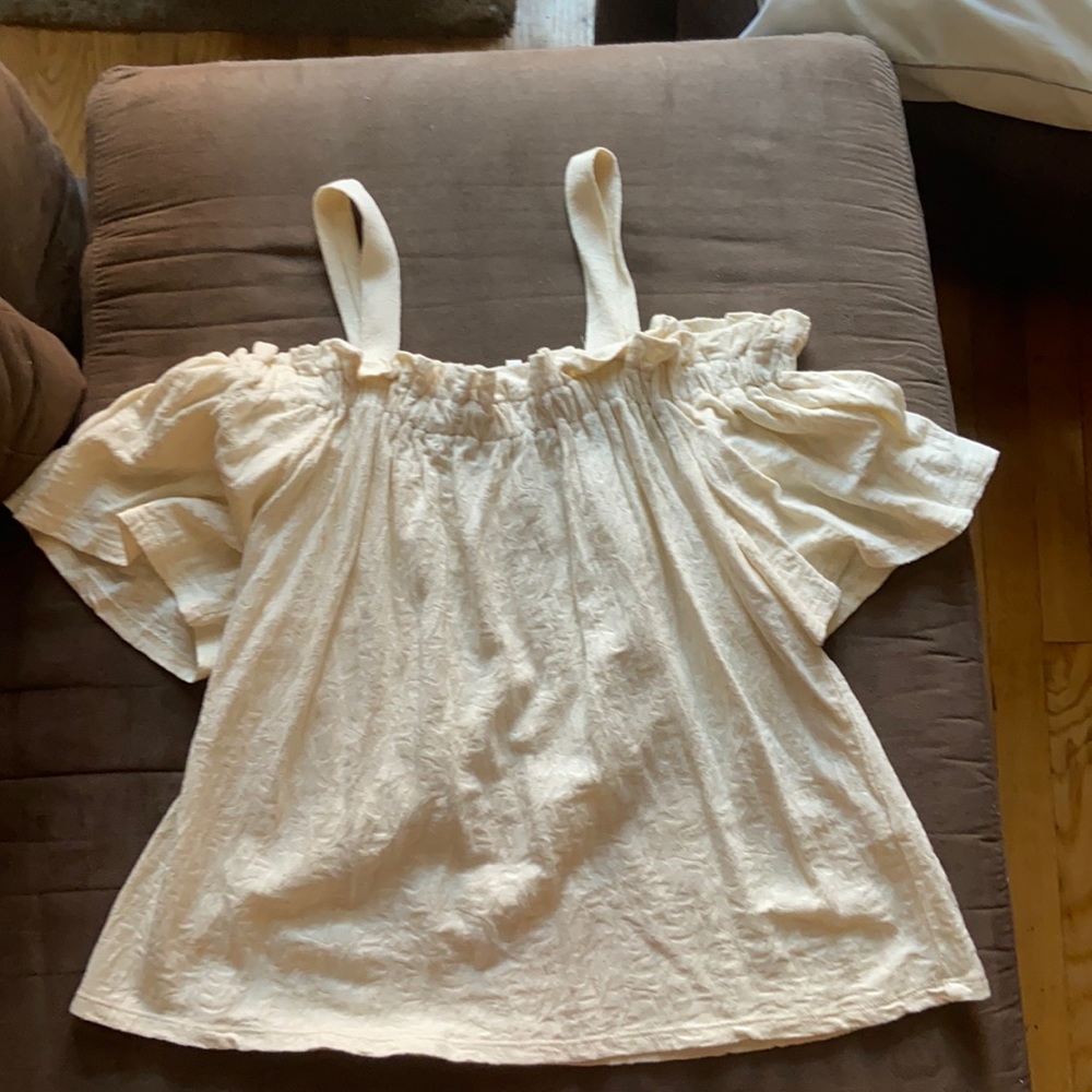 Lucky brand exposed shoulder shirt 😍